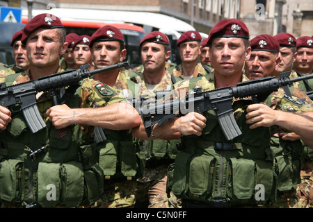 Soldati che marciano al 2 ° giugno parade di roma italia Foto Stock