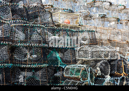 Aragosta e granchio di bicchieri impilati sulla banchina a Brixham harbour nel Devon, in Inghilterra. Foto Stock