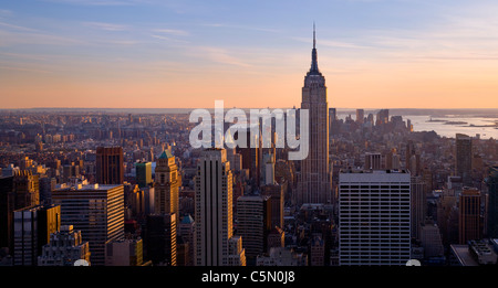 Vista della città e Empire State Building dal Rockfeller Center in prima serata luce, New York, Stati Uniti d'America Foto Stock