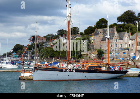 Devon storico vela trawler "vigilanza" BM76 al di ancoraggio nel porto di Brixham, Devon, Inghilterra Foto Stock