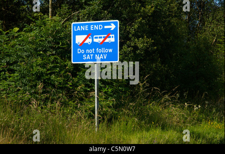 Cartello stradale attenzione gli autisti di autocarri e autobus per ignorare satnav istruzioni su strette strade di campagna in Cumbria, nel Regno Unito. Foto Stock