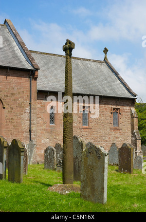 Più alto croce vichinga in Inghilterra (4,5 metri, decimo secolo), nel sagrato della chiesa di Southampton, West Cumbria Regno Unito Foto Stock