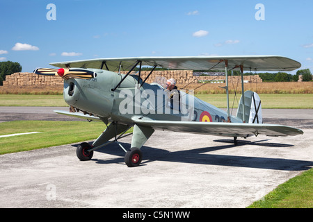 Bucker (CASA) 1-131E SERIE 1000 Jungmann 72-36 G-CDJU sul terreno con pilota in pozzetto Foto Stock