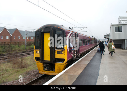 East Midlands treni (EMT) treno 158813 158 classe a Grantham stazione sul modo di Norwich con lo sbarco di passeggeri e la protezione Foto Stock