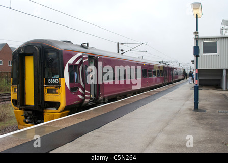 East Midlands treni (EMT) treno 158813 158 classe a Grantham stazione sul modo di Norwich con lo sbarco di passeggeri con le porte aperte Foto Stock