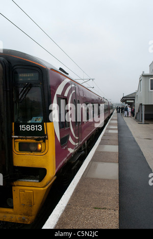 East Midlands treni (EMT) treno 158813 158 classe a Grantham stazione sul modo di Norwich con lo sbarco di passeggeri Foto Stock