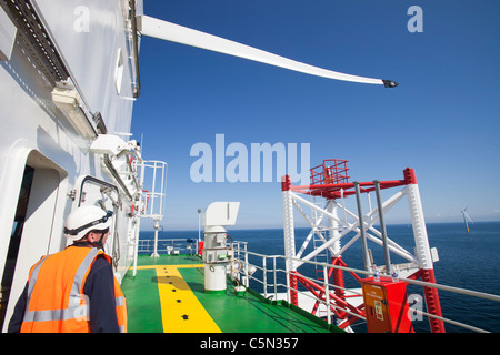 Il jack up barge, Kraken,sollevamento di palette di turbina in posizione sul Walney per centrali eoliche offshore project, off Cumbria, Regno Unito. Foto Stock