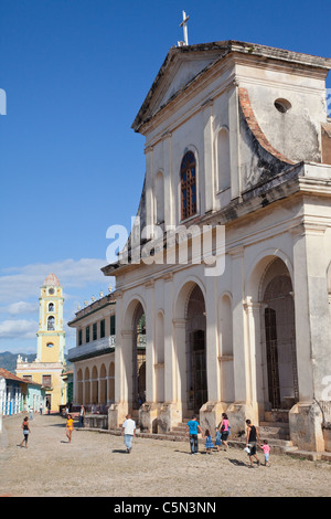 Cuba Trinidad. Chiesa della Santissima Trinità. Torre Campanaria del convento di San Francisco in background. Foto Stock