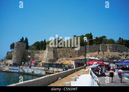 La fortezza sull isola Guvercin noto anche come Pigeon Island e Bird Island Kusadasi Turchia Foto Stock