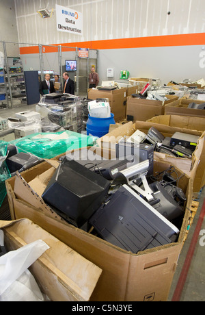 Pile di vecchie elettronica e high tech di dispositivi, sono raccolti e ordinati per il riciclaggio nel magazzino di Austin Foto Stock