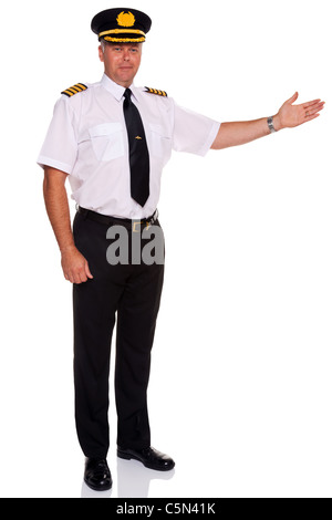 Foto di un pilota di linea indossando i quattro bar Captains epaulettes braccio fuori in un gesto di benvenuto, isolata su uno sfondo bianco. Foto Stock