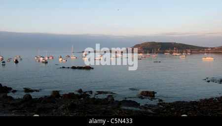 Barche in Braye Bay, Alderney, Isole del Canale, al tramonto Foto Stock