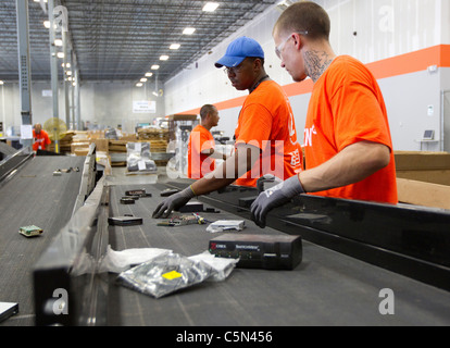 Operai a un riciclatore di vecchie elettronica e high tech dispositivi, sorta di elettronica di Austin per il riciclaggio Foto Stock