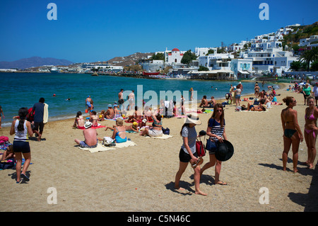 La piccola spiaggia di sabbia nella città di Mykonos in Grecia Foto Stock