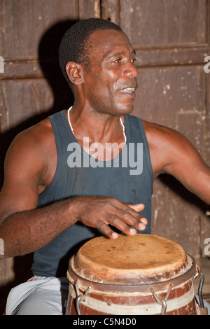 Cuba Trinidad. Il batterista in afro-cubane cerimonia religiosa di origine congolese. Foto Stock