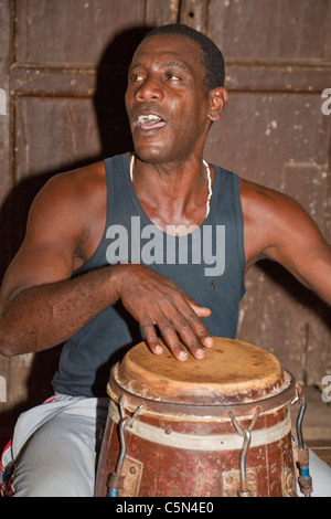 Cuba Trinidad. Il batterista in afro-cubane cerimonia religiosa di origine congolese. Foto Stock