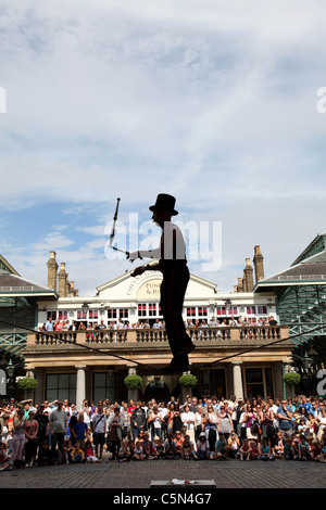 Un animatore di strada eseguendo in Covent Garden di Londra, Inghilterra, Regno Unito Foto Stock