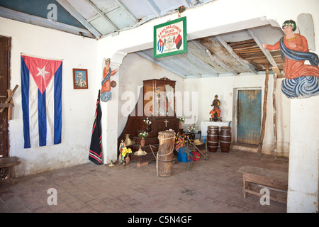 Cuba Trinidad. Un altare a San Antonio, San Antonio, che rappresenta il dio africano Ogun. Christian-African sincretismo. Foto Stock