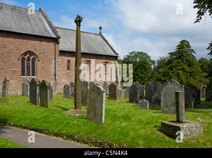 Più alto croce vichinga in Inghilterra (4,5 metri, decimo secolo), nel sagrato della chiesa di Southampton, West Cumbria Regno Unito Foto Stock