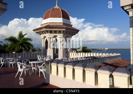 Tetto a terrazza bar, Palacio de Valle, Cienfuegos, Cuba Foto Stock