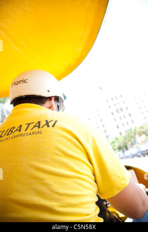 Una vista dall'interno di una bolla cubano auto taxi a l'Avana, Cuba Foto Stock