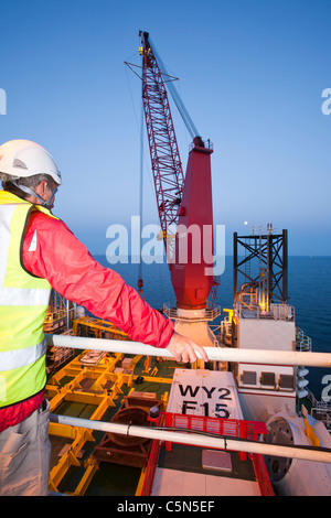 Il jack up barge, Kraken, caricato con pale per turbine eoliche per la Walney per centrali eoliche offshore project, off Barrow in Furness, Foto Stock