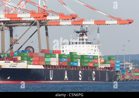 Contenitore UASC nave 'Al-Abdali' ancorata al Maher terminali terminale per container nel porto Newark-Elizabeth Terminale Marino. Foto Stock