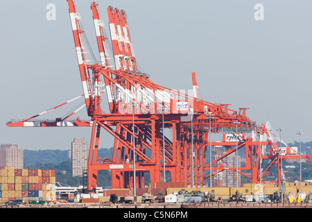 Il Port Newark Container Terminal (PNCT) impianto nel porto Newark-Elizabeth Terminale Marino sulla baia di Newark. Foto Stock