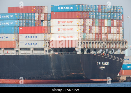 Un Yang Ming contenitore nave ormeggiata al Maher terminali impianto di container nel porto Newark-Elizabeth Terminale Marino. Foto Stock