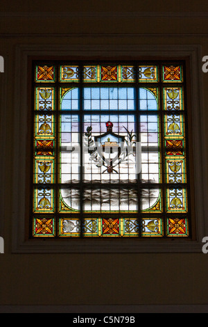 Cuba, Cienfuegos. Vetrata nel Antiguo Ayuntamiento, casa del governo provinciale di assemblaggio. Foto Stock