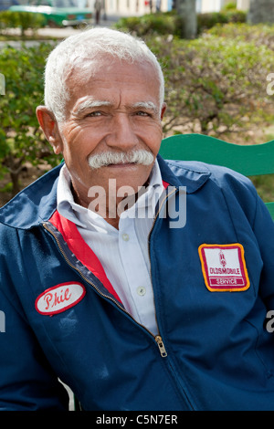Cuba, Cienfuegos. Il vecchio uomo, indossando giacca Usato Oldsmobile del dipendente. Foto Stock