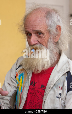 Cuba, Cienfuegos. Julian Espinosa, un inesperto, 'primitivo' artista noto come 'Wayacon' ('piccola rana"), con un sigaro. Foto Stock