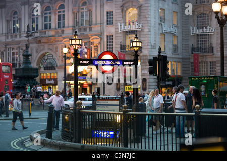 Piccadilly Circus della Metropolitana Fermata Scene di strada Foto Stock