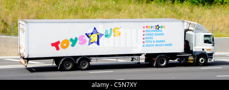 Lato del giocattolo della catena di fornitura di trasporto mediante rimorchio articolato pubblicità Toys R Us retail business store & logo con hgv camion DHL Carrello su autostrada DEL REGNO UNITO Foto Stock