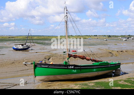 Dunkerque Little Ships Cockle boat Endeavour LO41 ormeggiato sull'estuario del Tamigi sul cielo azzurro del paesaggio estivo soleggiato giorno a Leigh on Sea Essex Inghilterra Regno Unito Foto Stock