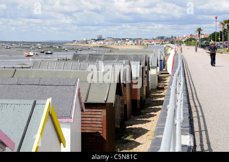 Lungomare spiaggia capanne sulla spiaggia sabbiosa a Shoeburyness promenade & vedute verso Southend on Sea seaside resort & pier on Thames Estuary Essex England Regno Unito Foto Stock