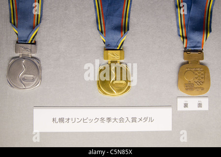 Le medaglie per Sapporo Olimpiadi invernali : la storia delle Olimpiadi in Giappone. in Giappone menta in Osaka. Foto Stock