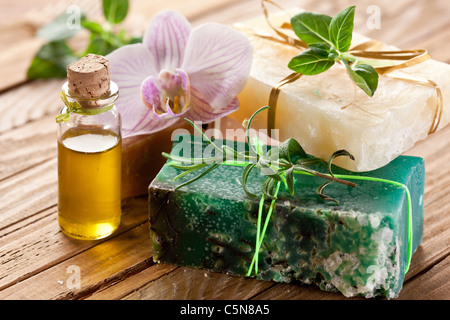 Pezzi di sapone naturale con erbe e olio. Foto Stock