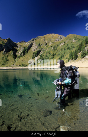 Scuba Diver al Lago Tremorgio, Ticino, Svizzera Foto Stock