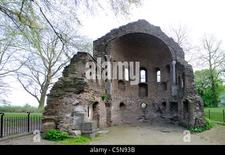 Nijmegen, Paesi Bassi. Rimane del Barbarossa Cappella' nel parco Valkhof Foto Stock