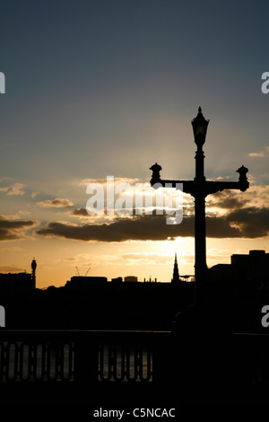 Vista da Southwark Bridge al tramonto guardando verso St sposa la Chiesa e la torre Telecom, città di Londra, Regno Unito Foto Stock