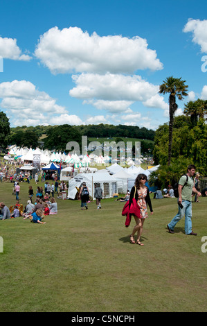 Famiglie salire la collina al porto Eliot Festival Letterario San tedeschi Cornovaglia Foto Stock