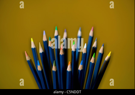 Una selezione di matite colorate Foto Stock