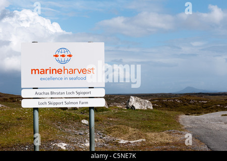 Firmare all'entrata di Loch Skipport Allevamento di salmoni di proprietà di e gestito da Marine Harvest, sull'isola delle Ebridi di South Uist. Foto Stock