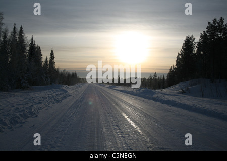 Strada gelata nella Svezia settentrionale Foto Stock