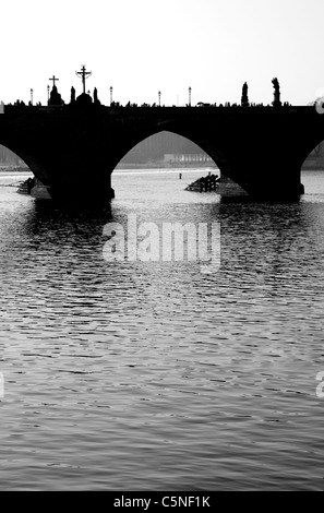 B/W silhouette del Ponte Carlo a Praga con la Moldava in primo piano Foto Stock