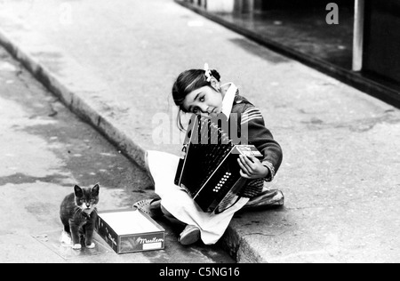 Little gypsy con una fisarmonica chiedendo l elemosina,l'Italia,1971 Foto Stock