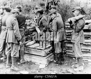 Gli italiani proiettili contro il nemico nazista durante la liberazione,seconda guerra mondiale,1945 Foto Stock