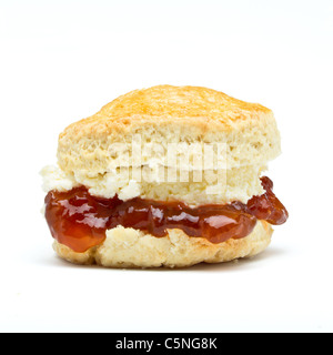 Tè alla crema Scone con marmellata da basso prospettica isolata su bianco. Foto Stock