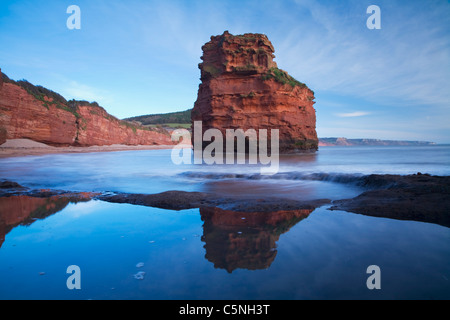 Stack di mare a Ladram Bay su Jurassic Coast. Devon. In Inghilterra. Regno Unito. Foto Stock